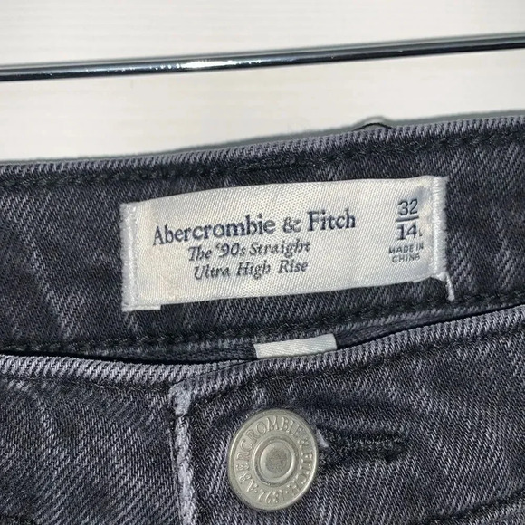 Abercrombie & Fitch Curve Love Distressed 90’s Straight Ultra High Rise Jeans - Picture 4 of 5